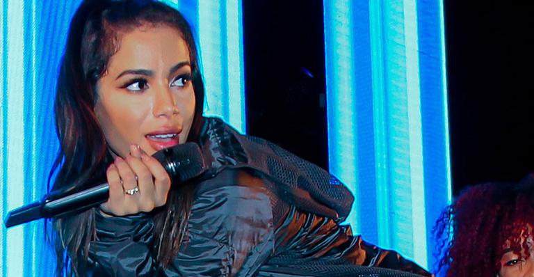 Após assinar união estável, Anitta exibe aliança em show