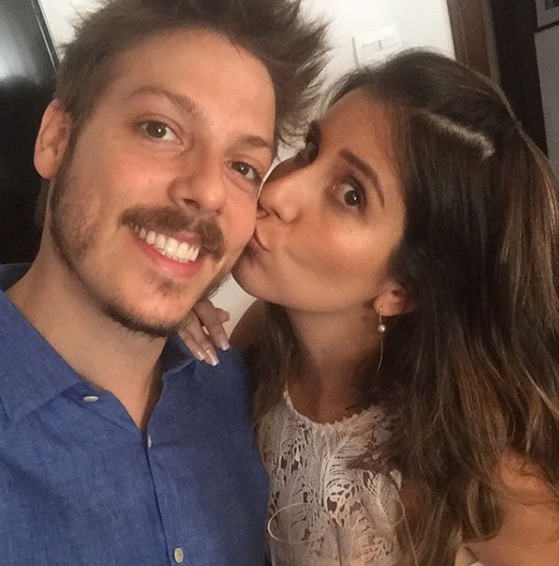 Fabio Porchat se casa no civil com Nataly Mega