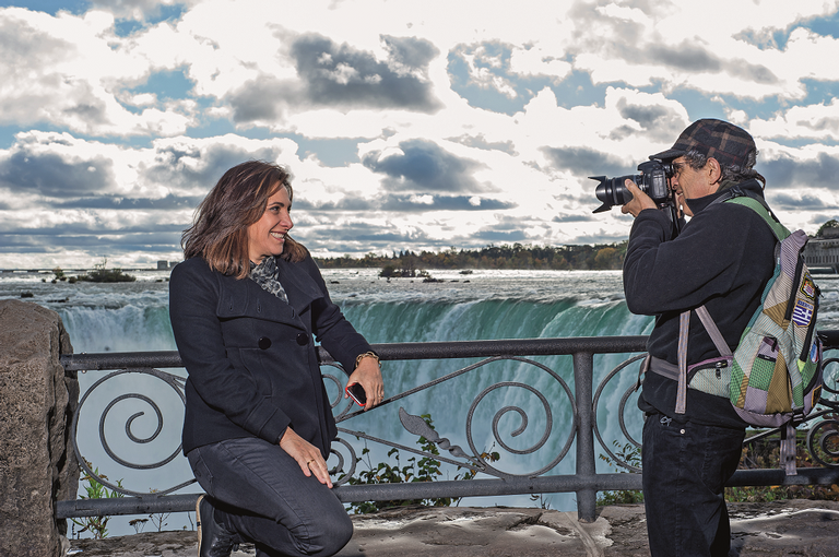 Apaixonado, Jaime, que adora fotografar, registra os momentos de Totia nas Cataratas em Niagara Falls