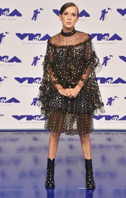 Millie Bobby Brown é uma mini fashionista. Veja looks