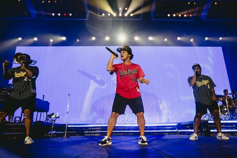 Bruno Mars se apresenta com a banda Hooligans em São Paulo
