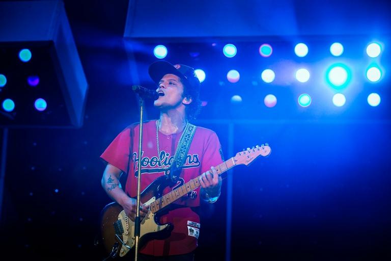 Bruno Mars se apresenta com a banda Hooligans em São Paulo