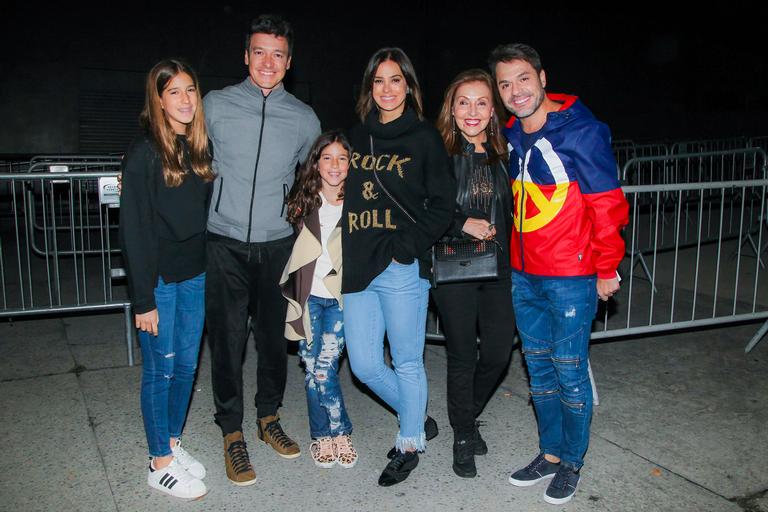 Rodrigo Faro leva a família para assistir ao show de Bruno Mars no estádio do Morumbi