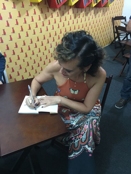 Faa Morena lança seu novo livro 'Eu Não Sou Aqui'