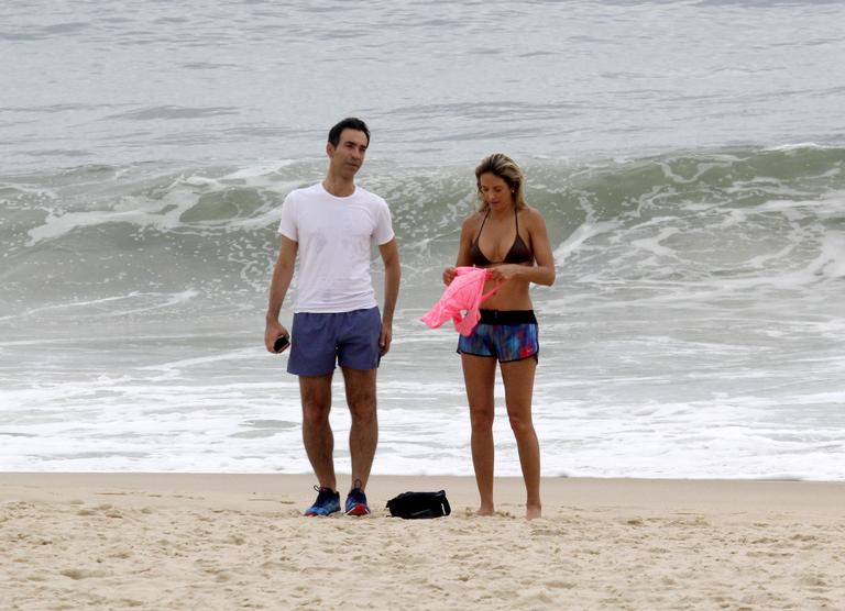 Ticiane Pinheiro e César Tralli curtem praia no Rio de Janeiro