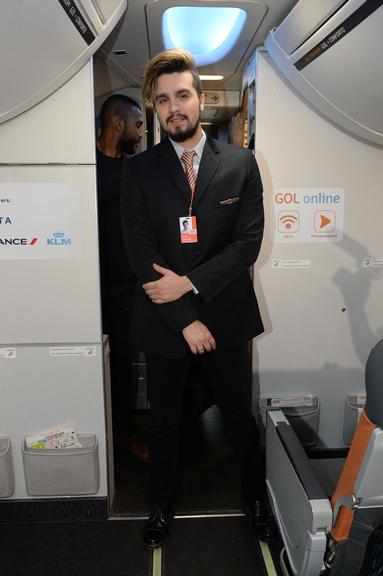 Luan Santana faz pocket show dentro de avião