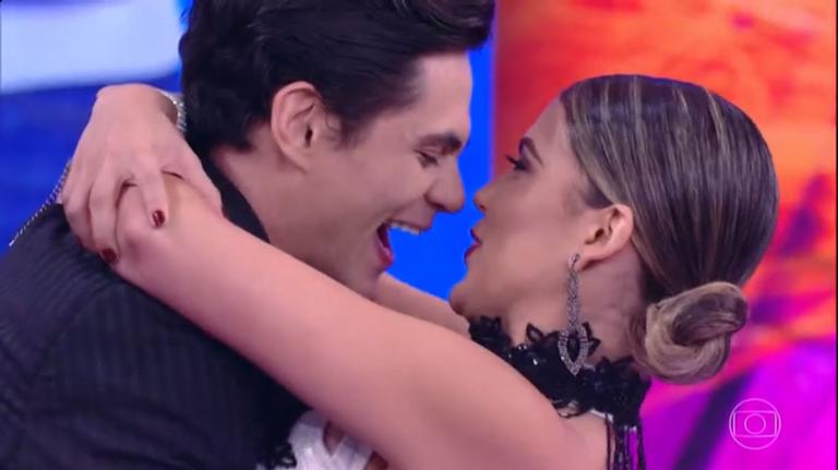 Lucas Veloso pede bailarina da 'Dança' em namoro