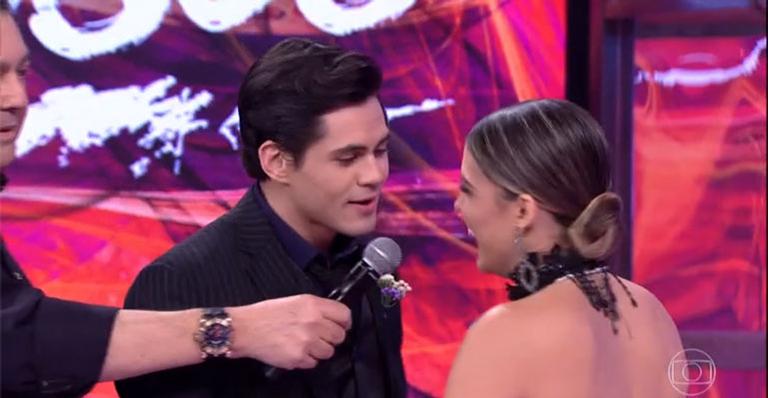 Lucas Veloso pede bailarina da 'Dança' em namoro
