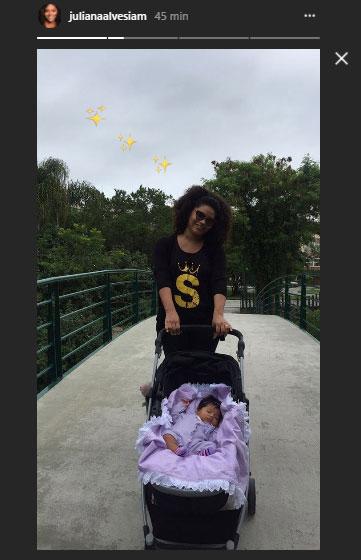Juliana Alves passeia com a filha