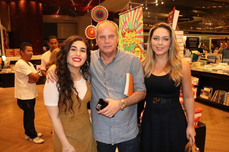 Renato Aragão recebe os amigos em sessão de autógrafos no Rio