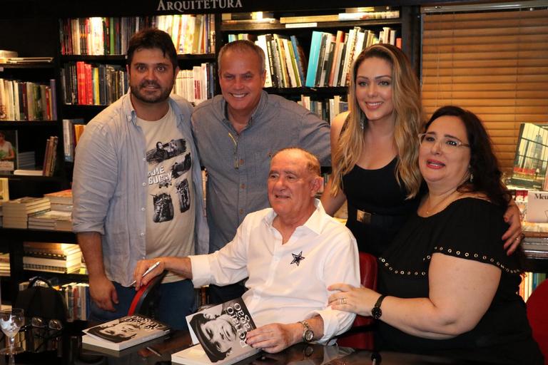 Renato Aragão recebe os amigos em sessão de autógrafos no Rio