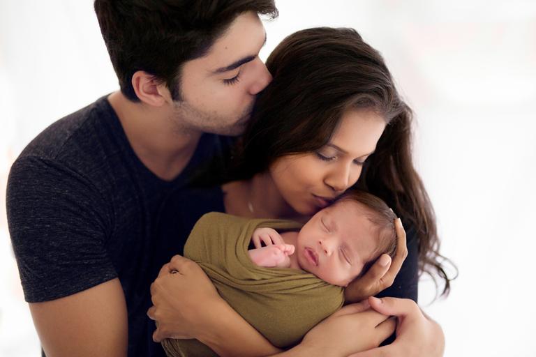 Aline Dias mostra as fotos do ensaio newborn do filho