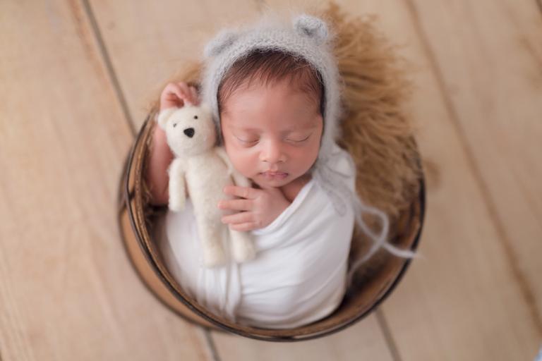 Aline Dias mostra as fotos do ensaio newborn do filho