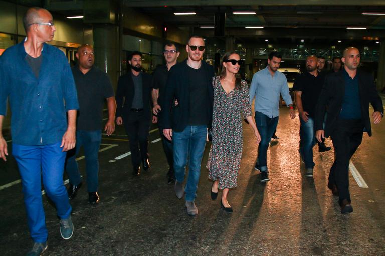 Alicia Vikander  e Michael Fassbender chegam a São Paulo 