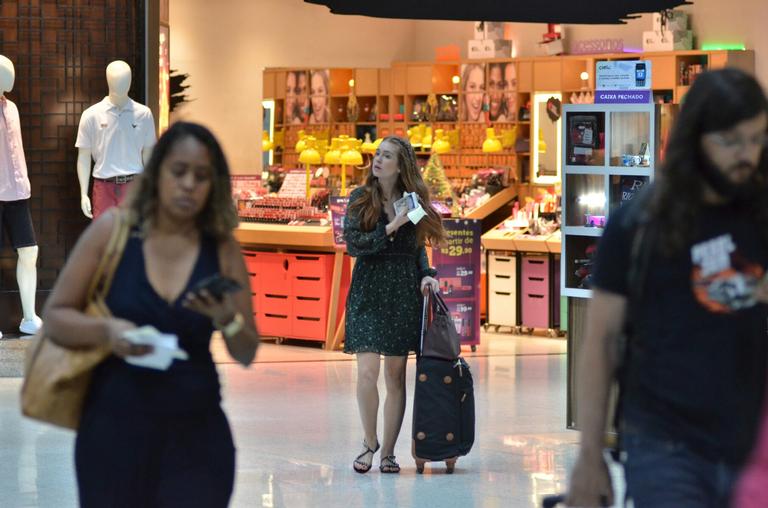 De rasteirinha e sem make, Marina Ruy Barbosa esbanja estilo e simpatia em aeroporto