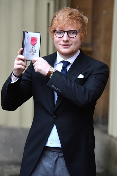 Ed Sheeran recebe homenagem do príncipe Charles