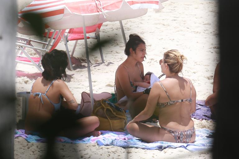 Bruno Gissoni e Yanna Lavigne curtem dia na praia com a filha