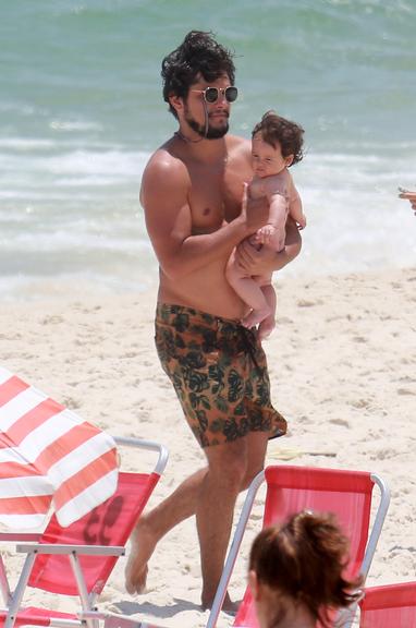 Bruno Gissoni e Yanna Lavigne curtem dia na praia com a filha