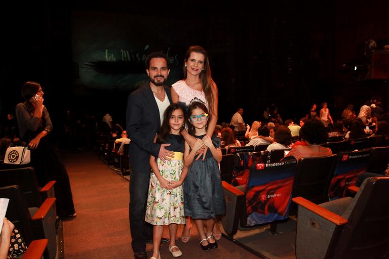 Luciano Camargo vai ao teatro com a família