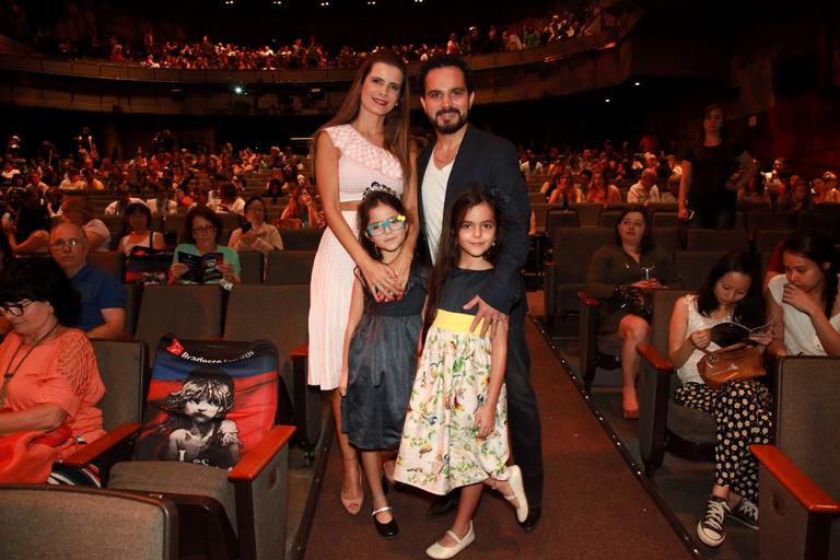 Luciano Camargo vai ao teatro com a família