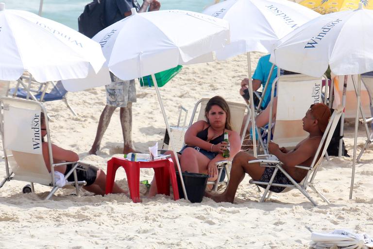De biquíni e shortinho, Marília Mendonça curte praia no Rio de Janeiro