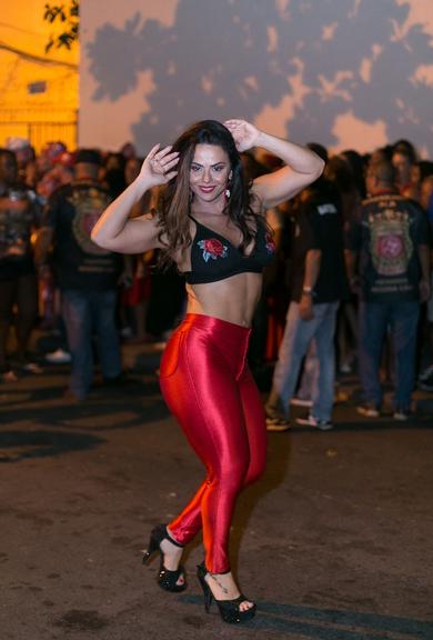 Viviane Araújo mostra rebolado e samba no pé durante ensaio da Salgueiro no Rio