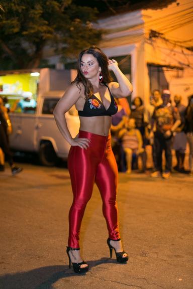 Viviane Araújo mostra rebolado e samba no pé durante ensaio da Salgueiro no Rio