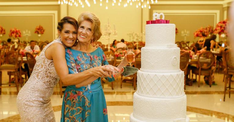  Solange Frazão faz festa de 80 anos para a mãe