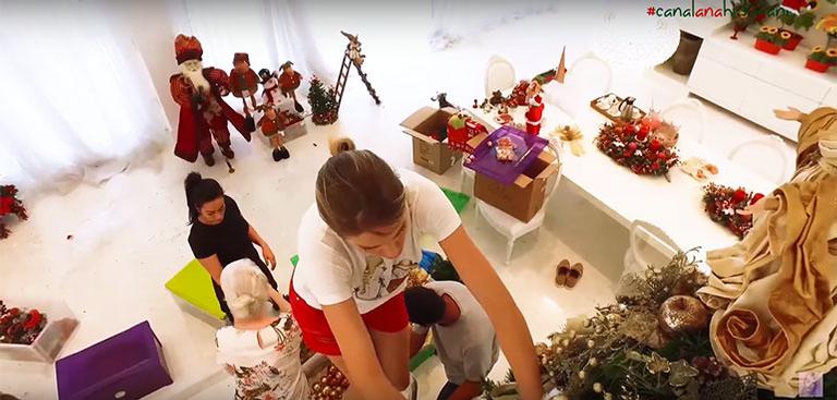 Ana Hickmann mostra a montagem de sua decoração de Natal