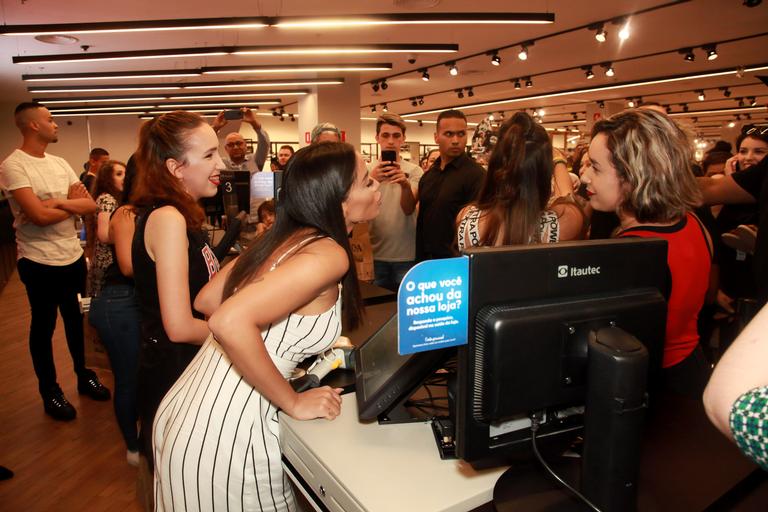 Anitta causa tumulto em loja de departamentos