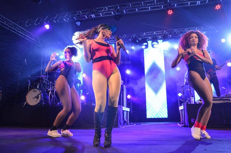 Anitta faz show especial em Goiânia