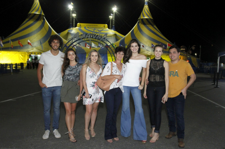 Camila Queiroz curte o espetáculo Amaluna ao lado da família e amigos no Rio de Janeiro