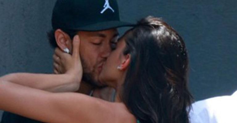 Neymar e Bruna Marquezine se despedem aos beijos