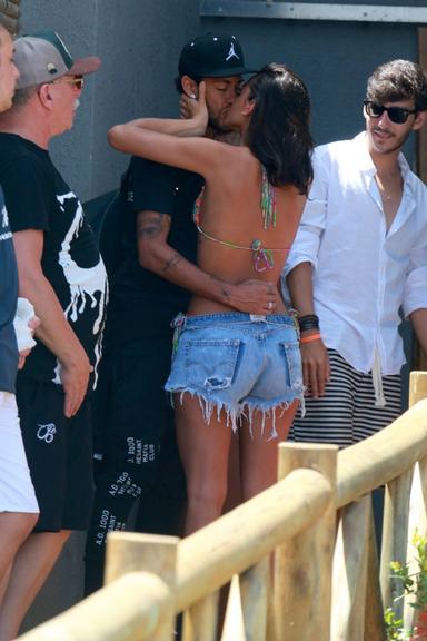 Neymar e Bruna Marquezine se despedem aos beijos em Noronha