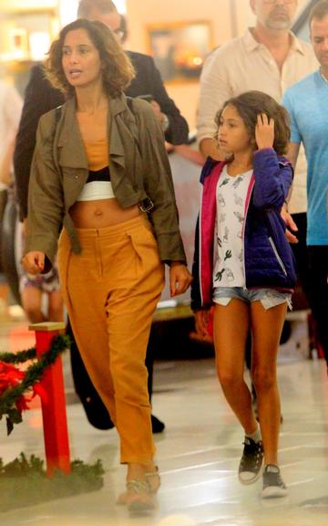 Em rara aparição, Antônia, filha de Camila Pitanga, passeia com a mãe em shopping no Rio