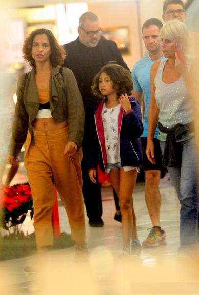 Em rara aparição, Antônia, filha de Camila Pitanga, passeia com a mãe em shopping no Rio