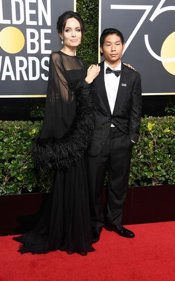 Angelina Jolie leva o filho Pax no Globo de Ouro