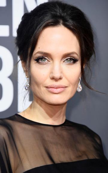 Angelina Jolie leva o filho Pax no Globo de Ouro