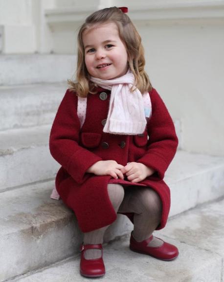 Princesa Charlotte esbanja fofura em primeiro dia de aula 