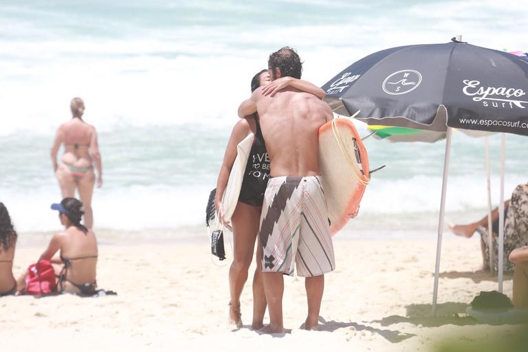 Daniele Suzuki curte dia na praia com o namorado, Fernando Roncato