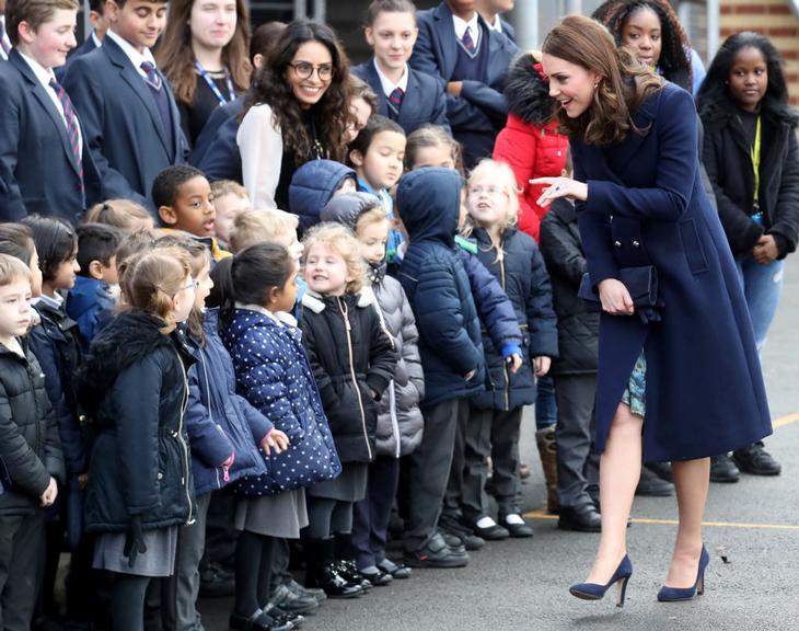 Kate Middleton encanta crianças em escola de Londres