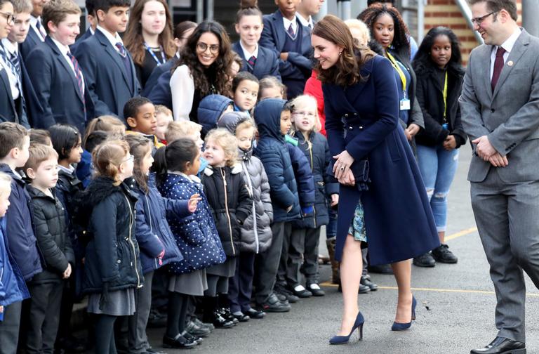 Kate Middleton encanta crianças em escola de Londres