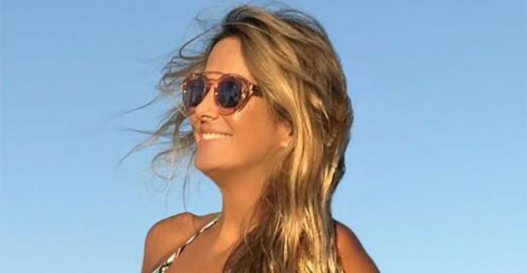 Ticiane Pinheiro vai à praia com vestido de grife: 'Chiquérrima'