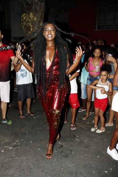 Iza arrasa no samba no ensaio de rua da Salgueiro