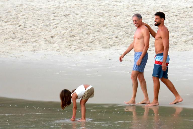 Cauã Reymond curte praia com a filha e o pai