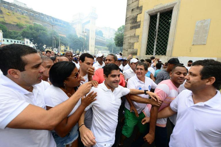 Antonio Carlos Magalhães Neto participa da lavagem da Igreja do Senhor do Bonfim