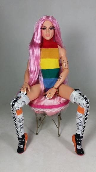Pabllo Vittar vira boneca drag queen super realista