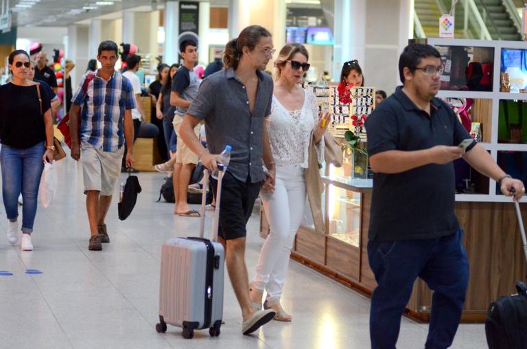 Letícia Spiller se despede do namorado em aeroporto