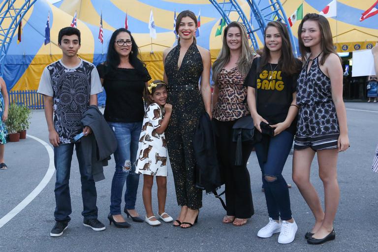 Grazi Massafera leva a filha ao circo no Rio de Janeiro