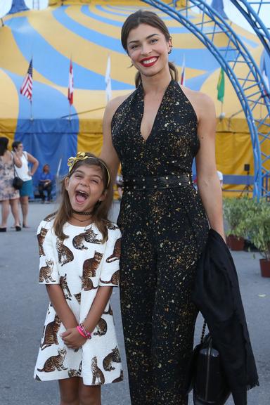 Grazi Massafera leva a filha ao circo no Rio de Janeiro